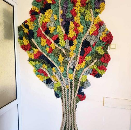 Tree with a crown of moss and a trunk of hemp rope | BIOboard